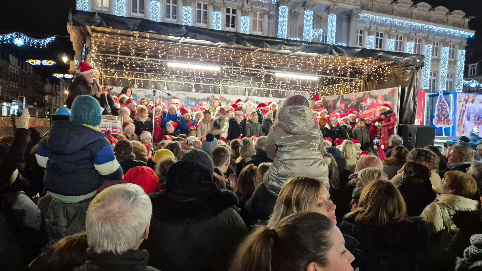 You are currently viewing La chorale de l’École Saint-Bernard au marché de Noël de Cambrai