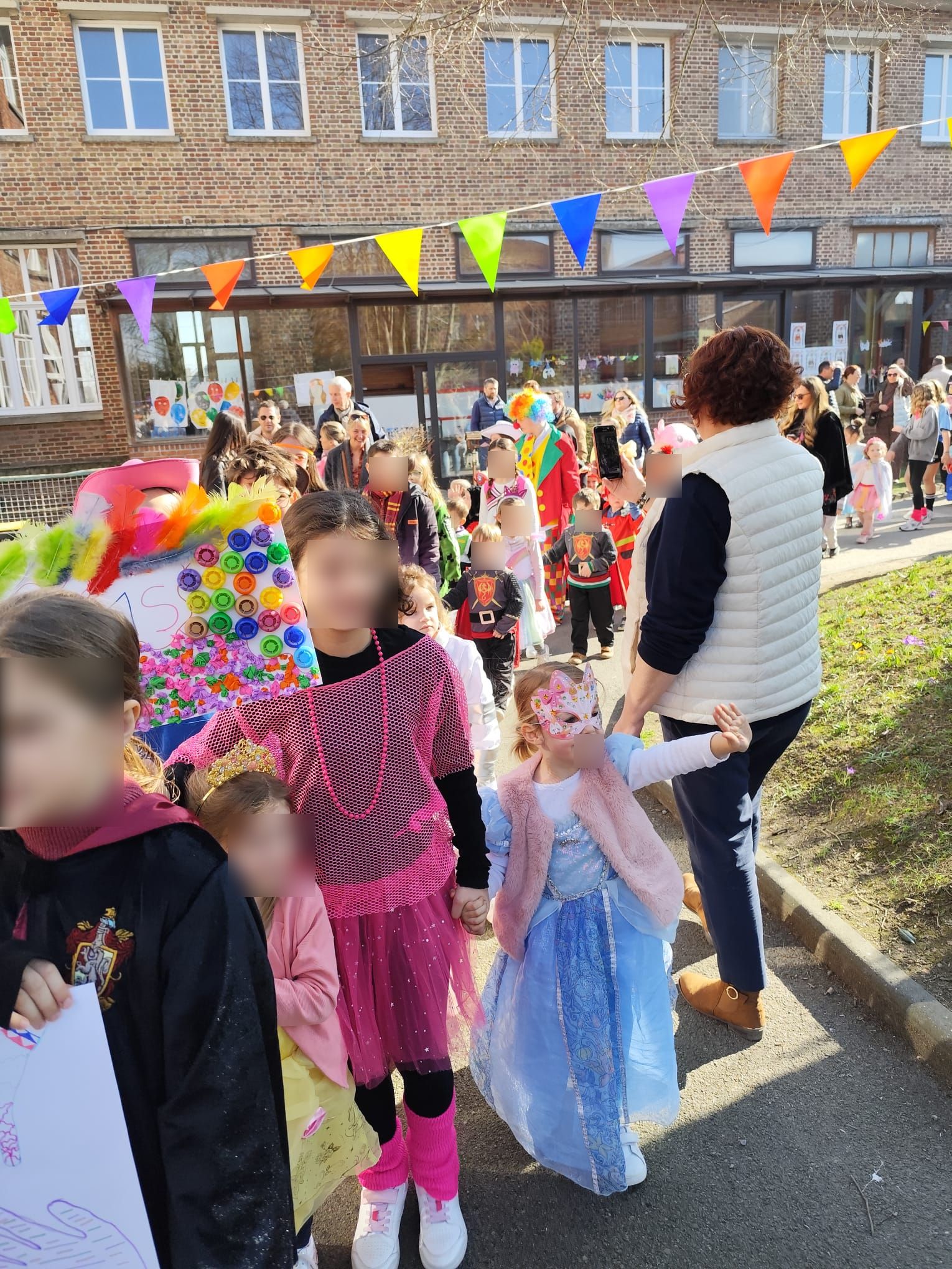 You are currently viewing Un carnaval haut en couleurs à l’école !